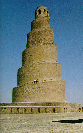 En terre crue, le Minaret d'Al Malwiyah en Irak.  JPEG - 64.6 ko