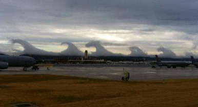 Vu de la ville de Birmingham, un nuage en forme de vagues, causé par la différence de vitesse du vent entre la partie basse et haute du nuage.  JPEG - 16.9 ko