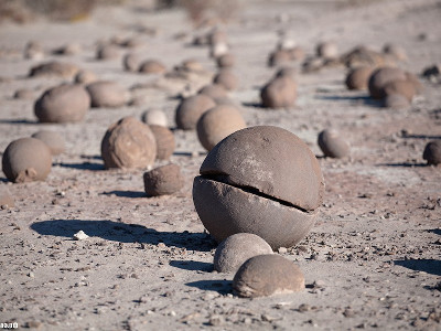 Formations géologiques en forme de boules à Champ Island. Ces boules minérales se sont formées naturellement.  JPEG - 45.5 ko