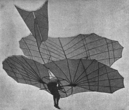 Otto Lilienthal, ingénieur, conçoit des ailes volantes à partir de l'observation du vol et des ailes des cigognes. L'aile volante ci-dessus est expérimentée avec succès en 1896.  JPEG - 42.8 ko