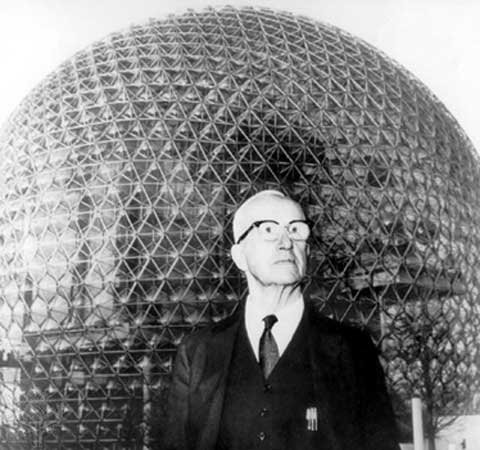 R. Buckminster Fuller, en 1952, construit un dôme géodésique inspiré de la technique utilisée par les guêpes pour construire leurs nids constitués d'alvéoles hexagonaux.  JPEG - 49.4 ko