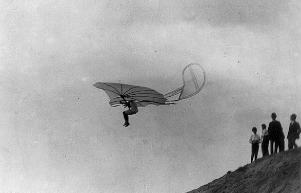 Un des premiers planeurs, ou ailes volantes, conçu et expérimenté par Otto Lilienthal aux alentours de 1860.  JPEG - 49.5 ko