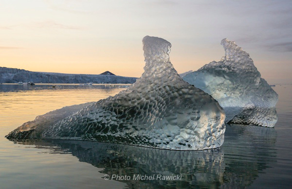 La nature sculpte des baleines de glaces en Norvège.  JPEG - 83.8 ko